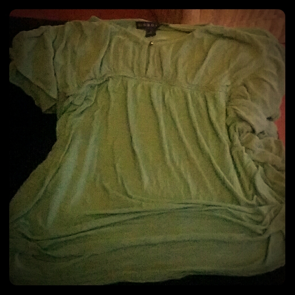 Green tshirt with floppy shortleaves with a button